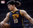 NBA季后赛精彩扣篮瞬间，球员腾空时刻摄影作品